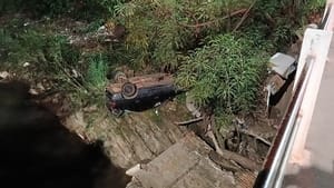 Carro atinge poste e cai em córrego na entrada do bairro Altos da Serra, em Cuiabá