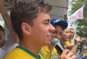 “Não é hora de recuar, é hora de reagir”, afirma Nikolas em ato na Praça da Liberdade, em Minas