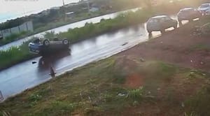 Motorista perde controle e capota carro na Avenida Contorno Leste