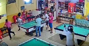 Vídeo mostra execução de “Cowboy” em bar de MT; mulher tenta impedir crime e é baleada
