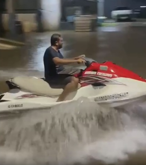 Cena inusitada: jet ski circula por ruas alagadas após temporal  no interior de Mato Grosso
