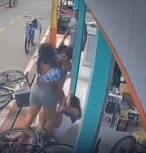 Briga entre mulheres em bicicletas termina em agressão e é flagrada por câmeras no Pará