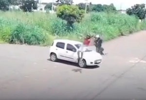 Motociclista fica ferido após empinar moto e colidir com carro em Palmas