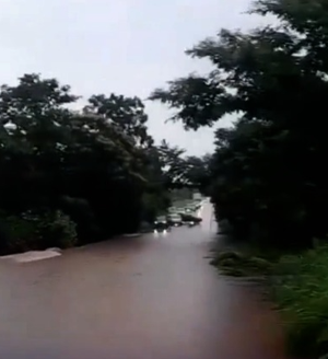 Chuva forte transborda córrego, alaga pista da MT‑010 e interdita trecho da Estrada da Guia