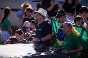 Flávio Bolsonaro cumpre agenda em Sinop ao lado do senador de  Wellington Fagundes