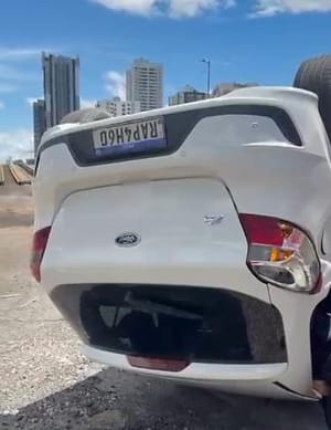 Carro capota em viaduto de Cuiabá, deixa passageira ferida e trava avenida em horário de pico