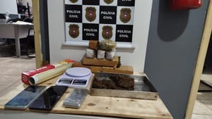 Esconderijo na mata é descoberto e polícia encontra droga enterrada em tambor