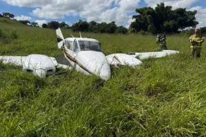 Avião de pequeno porte cai em área rural de Goiás e deixa dois feridos; veja vídeo