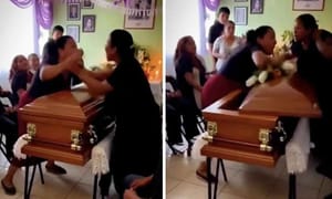 Duas mulheres descobrem que eram namoradas do defunto e partem para briga; veja vídeo