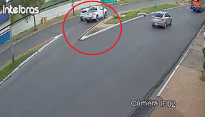 Vídeo flagra carro capotando após tentativa de desviar de caminhonete em Cuiabá