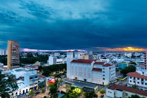 Cuiabá ferve com calor de 36°C, chuva relâmpago e alerta para ar seco nesta semana