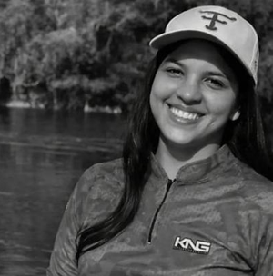 Jovem é morta dentro de casa e suspeitos são pegos tentando ocultar cadáver