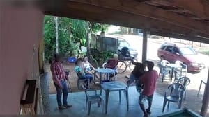 Mulher é indiciada por morte de homem após desferir golpes de capacete na cabeça