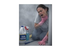 Combinação de produtos libera gás fatal e mata mulher durante faxina em casa