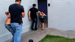 Gêmeos são presos após 15 anos de ameaças e terror contra o próprio pai em MT