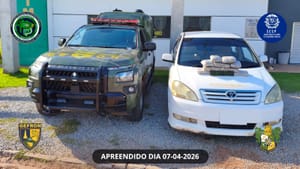 Gefron e PM flagram táxi boliviano com 8,3 kg de "supermaconha"; prejuízo de R$ 50 mil ao tráfico