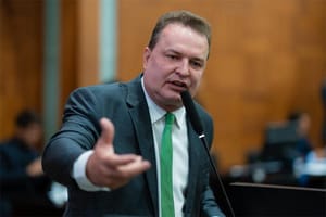 Max Russi denuncia "edital fechado" em licitação de OS e boicote a deputados na Saúde