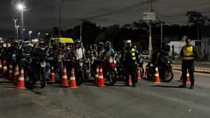 Fiscalização na Av. Fernando Corrêa resulta em autuações e apreensão de veículos