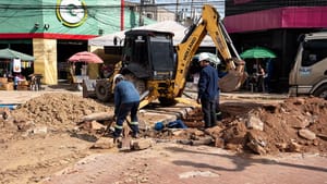 Adutora se rompe e trecho da Rua 13 de Junho em Cuiabá é interditado; veja vídeo