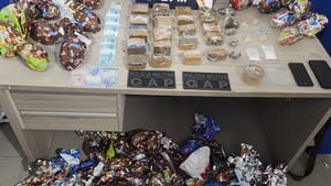 Membro de facção criminosa é preso pela PM com porções de drogas e ovos de Páscoa