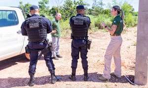 Fiscalização interrompe ligação clandestina de energia em área pública de Cuiabá