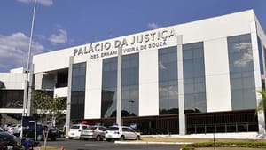 Banco é condenado a pagar R$ 10 mil por descontos indevidos em seguro não contratado