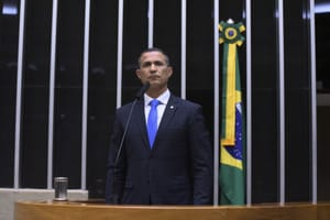 Projeto fixa teto nacional de horas e garante compensação por serviço extra