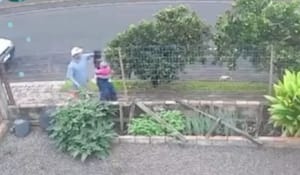 Imagens flagram momento em que adolescente é morta pelo ex enquanto carregava bebê no colo