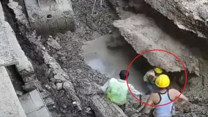 Trabalhador morre soterrado durante obra de esgoto após terra ceder na Índia