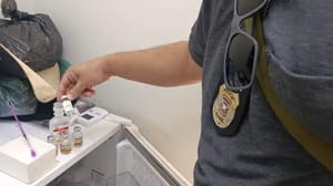 Enfermeira é presa em Cuiabá após se passar por "Doutora" e usar produtos proibidos