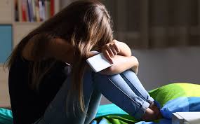 Criança de 11 anos sofre perseguição e é obrigada a comer fezes de cachorro no RJ