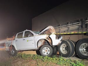 Motorista morre em colisão violenta entre caminhonete e carreta na BR-364