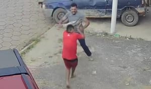 Ataque brutal flagrado por câmeras termina com homem morto em plena rua