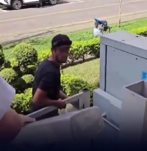 Homem furta estrutura para cadeirantes em plena luz do dia; veja vídeo