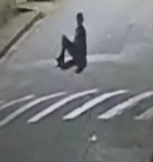 Mulher embriagada se deita na rua e morre atropelada por motorista que também estava bêbado