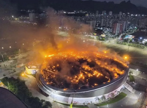 Incêndio destrói parte da cobertura do Velódromo do Parque Olímpico no Rio