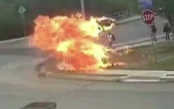 Moto explode, lança piloto em chamas e crianças escapam por segundos de tragédia no Texas