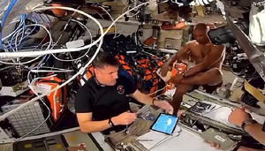 Sem banho e sem água: NASA mostra como astronautas se limpam a caminho da Lua