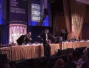 Trump é retirado às pressas de jantar após tiros e pânico em hotel nos EUA