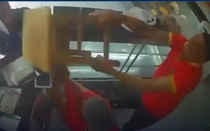 Cliente com faca ataca mulher em padaria, mas funcionário impede o ataque; veja vídeo