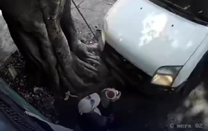 Trabalhador morre após ser atingido por micro-ônibus desgovernado; veja vídeo