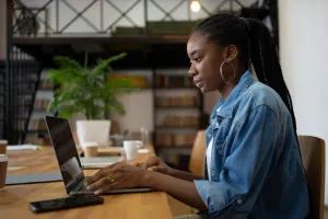 Mulheres ocupam 36,9% das vagas em grandes empresas de MT e ganham 28% menos