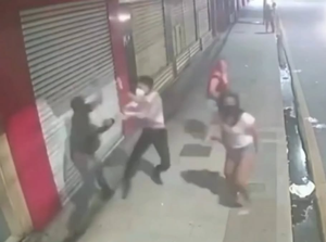 Assaltante morre ao cair sobre a própria faca durante tentativa de roubo no ES; veja vídeo