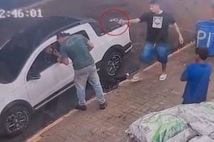 Estudante é morto a tiros em frente a conveniência e suspeito foge após render motorista de app