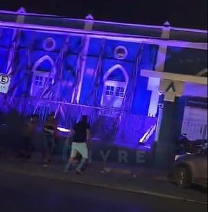 Vídeo mostra pancadaria generalizada em frente ao Hospital Estadual Santa Casa