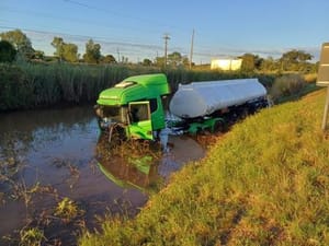 Caminhoneiro é arremessado da cabine e morre em colisão brutal entre carretas em MT