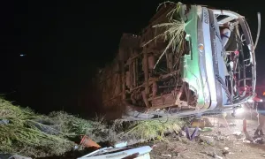 Ônibus com trabalhadores tomba em serra de MG, deixa morto e quase 40 feridos