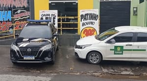 Fiscalização acha carne no chão e interdita açougue no bairro Quilombo, em Cuiabá