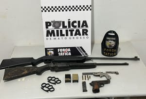 Força Tática apreende armas de fogo e mais de 100 porções de drogas em abordagens