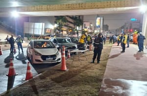 Operação na Avenida do CPA resulta na prisão de um condutor e remoção 31 veículos